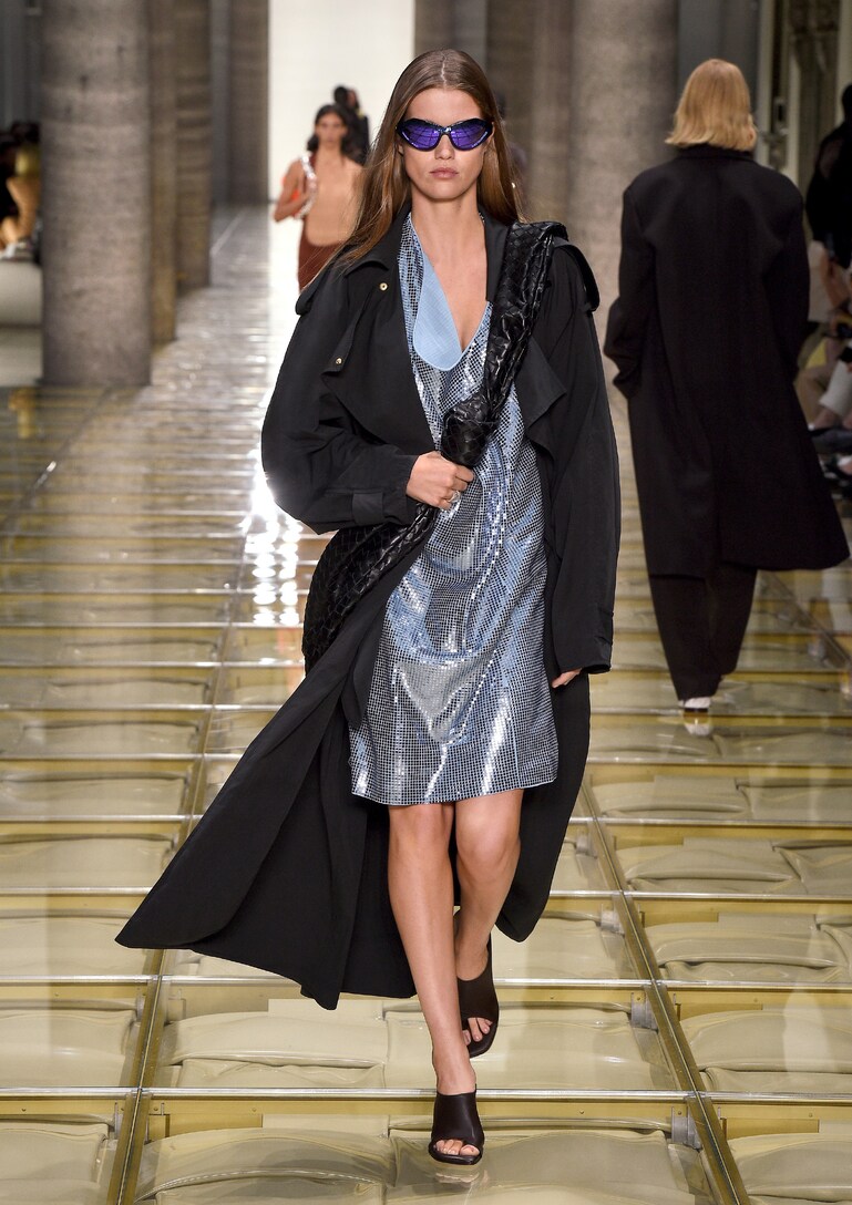 挂脖缀饰中长连衣裙展示图